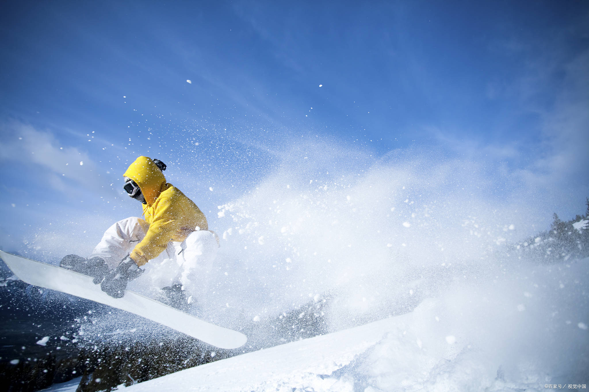 除了滑雪,亚布力滑雪场还举办了众多冰雪活动,如雪地摩托,雪地飞盘