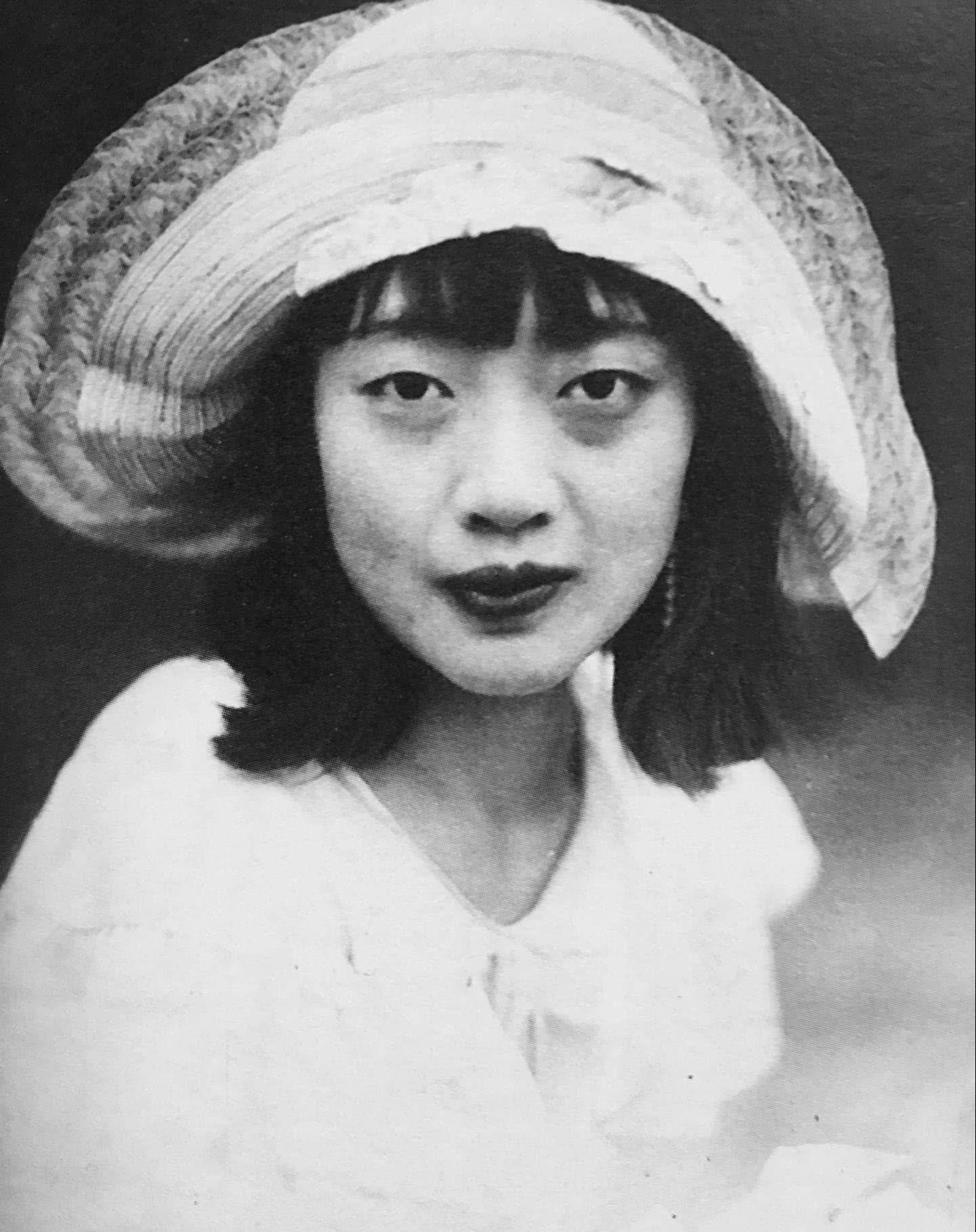 末代皇后:私生女被扔锅炉,抽大烟牙齿烂光,死后草席一卷埋北山