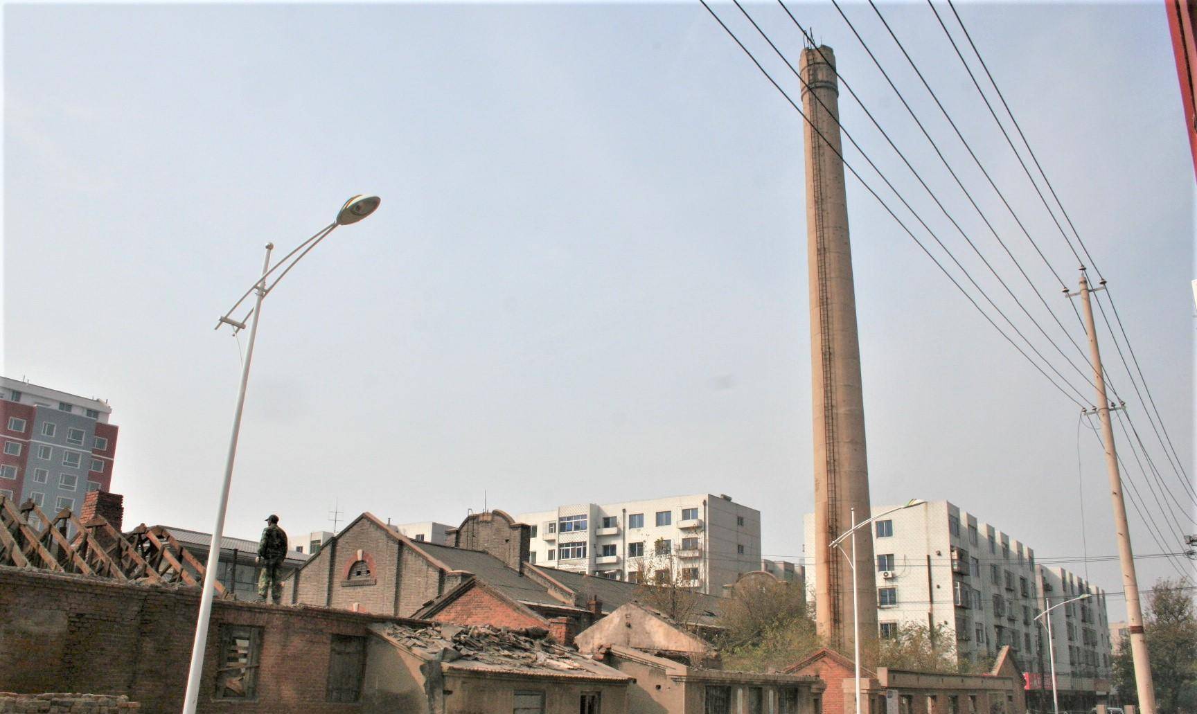 一是,我们自己的民族企业——四洮铁路发电厂(下图)下图为变电所东侧.