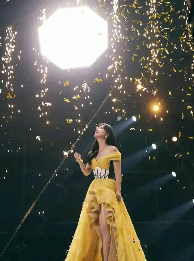 贾玲42岁生日,杨迪,张小斐为其庆生,网友点赞"人情世故"