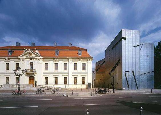 欧洲一博物馆,进入时需踩踏人脸,博物馆内有一个中国城市的名字