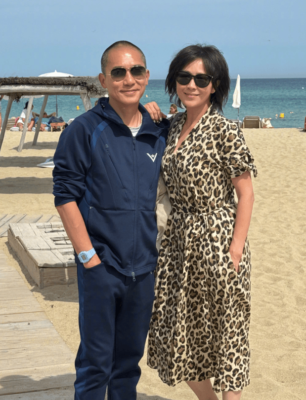 刘嘉玲梁朝伟晒合照,夫妻相似笑容惊艳,幸福满溢