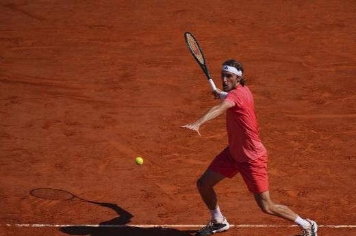 作为备受喜爱的世界级选手,西西帕斯虽然遭遇过争议,但如今更专注于