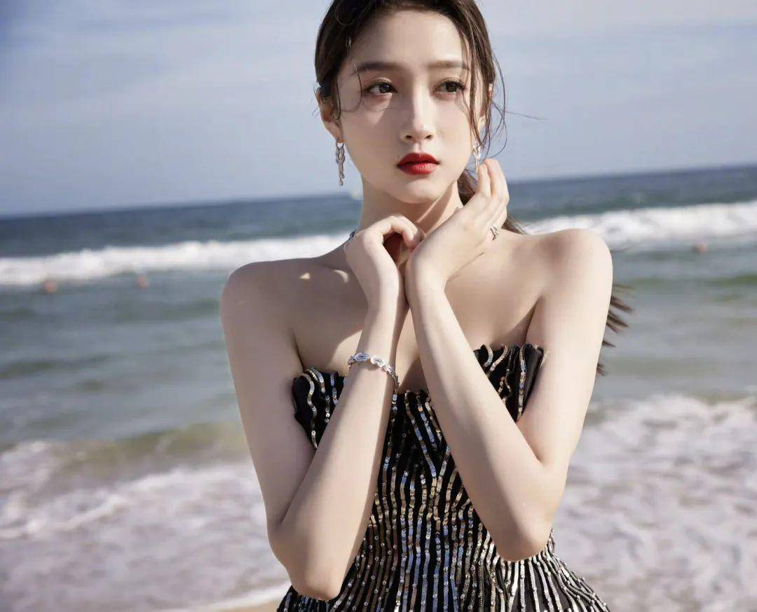 关晓彤在努力扮演大人了 从青涩到气质熟女的蜕变