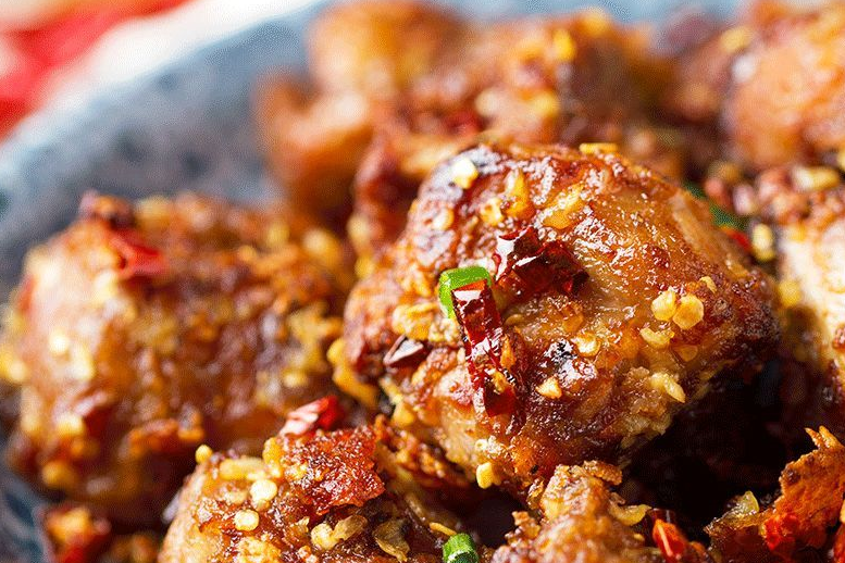 一块块黄金骨酥的小排骨,不用使出浑身解数,裹着金蒜粒安安静静的待在