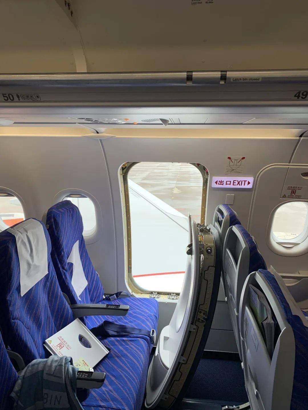明明选的靠窗,为什么飞机窗户和座位总是对不齐?航空公司为何这样
