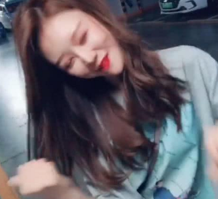 一段视频让她迅速在抖音蹿红,却招来质疑之声,网友:人红是非多_姐姐