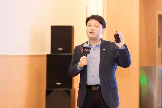 浙大郑刚:"ai "时代中小企业实现破局逆袭的两大途径