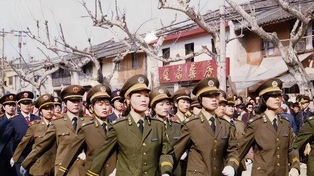 中国公安干警,历经72年,2021年,为何开始采用礼服?
