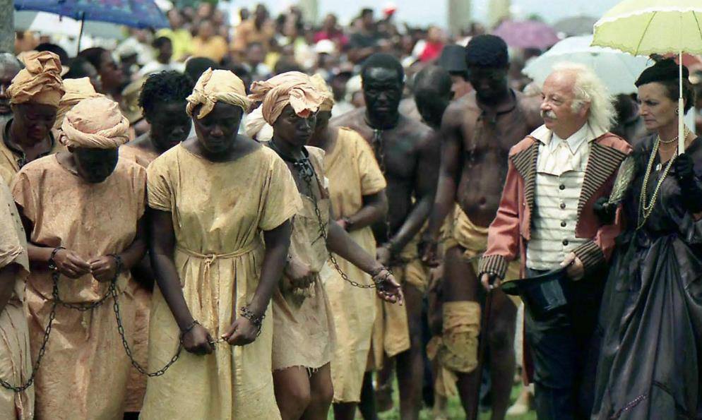 悲惨的非洲黑奴:男性被关进船底,女的在甲板上发出声声惨叫