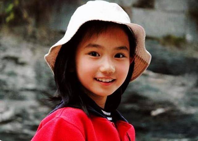 她险些被演戏耽误学习,最终以633分考入清华,颜值不比关晓彤差