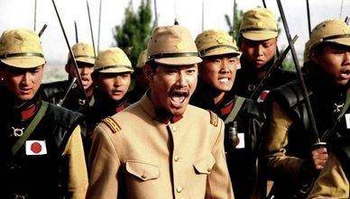 然而那名鬼子的做法却让人大跌眼镜,他强撑着