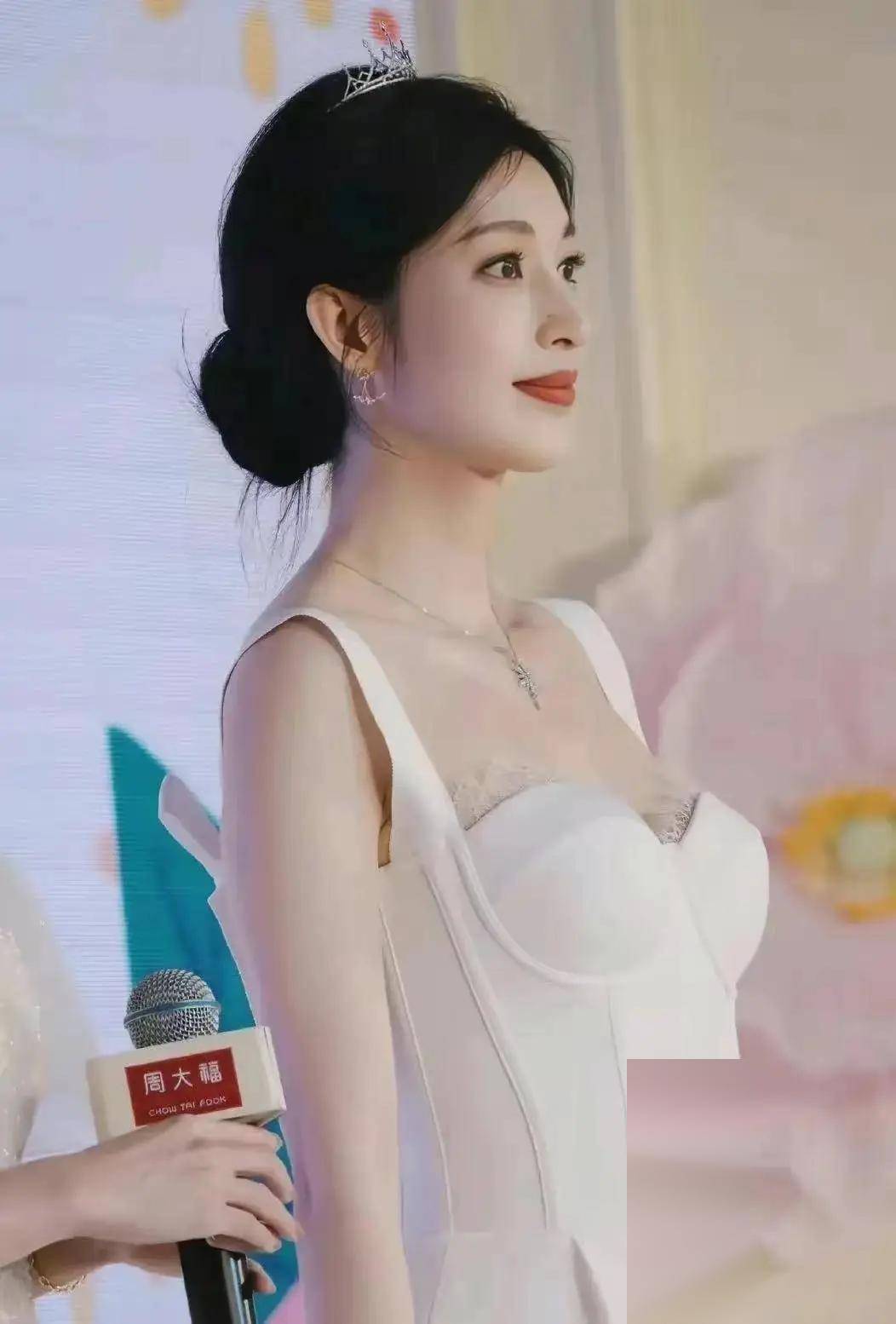 39岁张俪再次展现完美身材,美貌与实力兼具的女神!