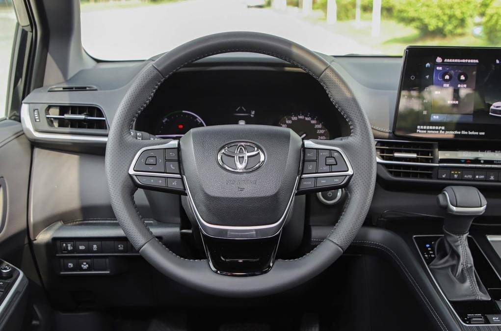 车厢布局也没有变化,中控台向前延伸幅度较大,a柱很粗且倾斜度大,但