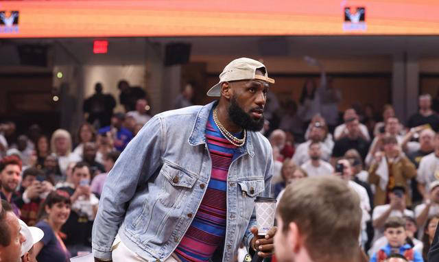 湖人队将与詹姆斯续约3年164亿美元 确保后者穿紫金球衣退役