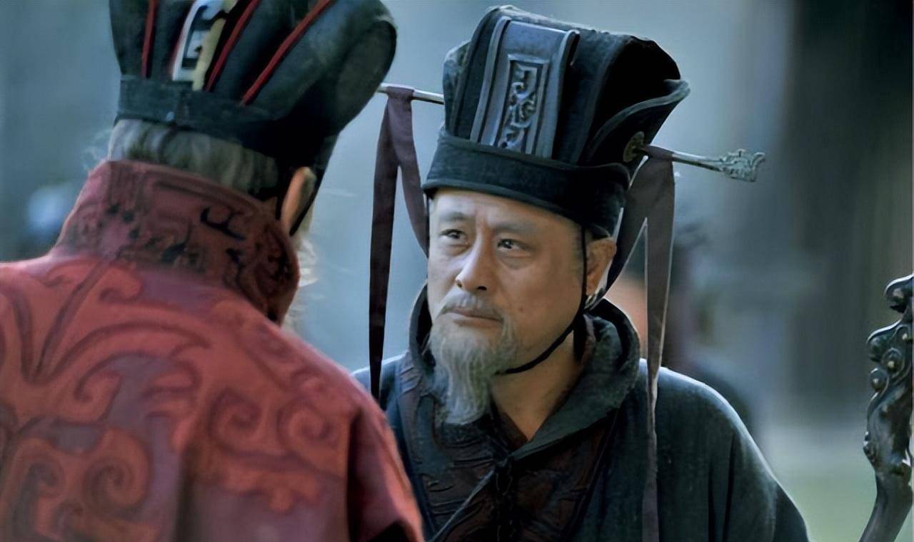 4,荀彧是不怎么上前线的,在前线的是他的侄子荀攸担任曹操的总参谋长.