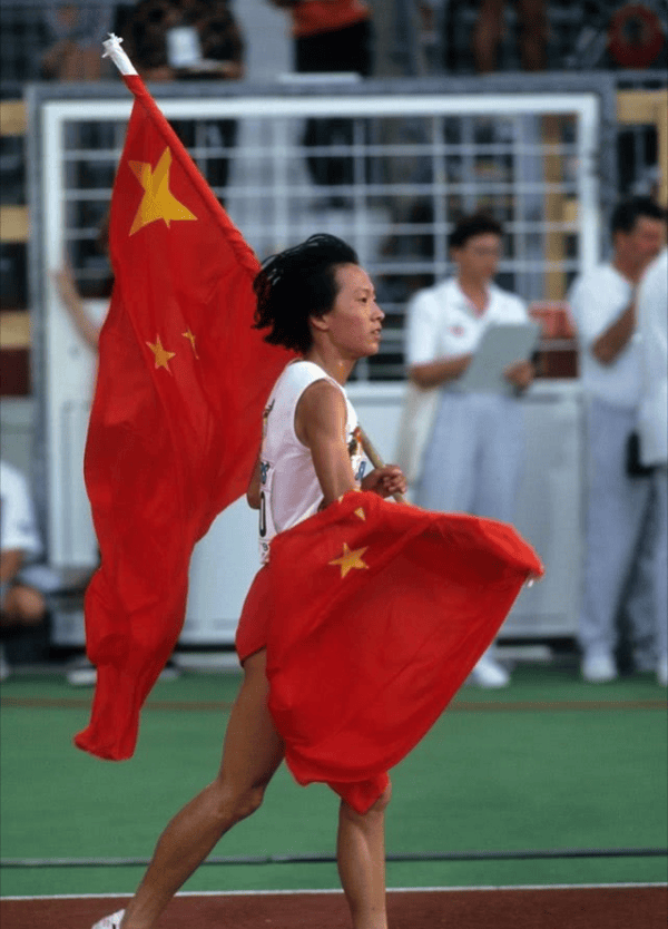 羽生结弦帮转中国国旗图片