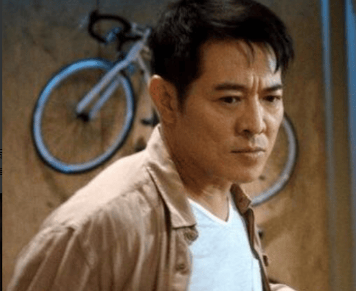 事实证明,曾经和成龙一样的武打明星李连杰,已经走上另一条路