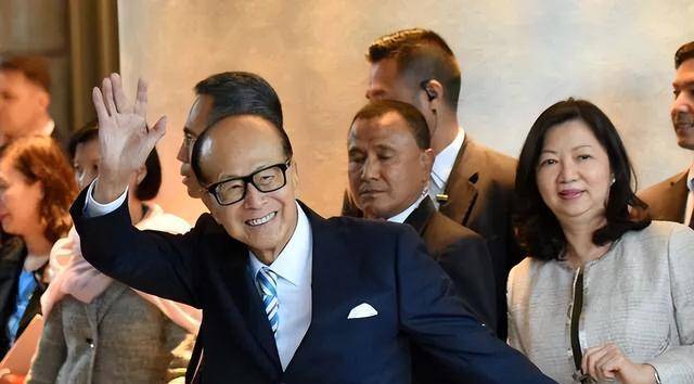 李嘉诚当了15年华人首富,弟弟却穷困潦倒,最终悲惨离世