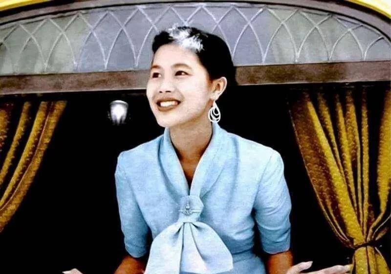 诗丽吉开局就是"纯元",且做了一辈子"纯元",而且她当年兼具西方的爽朗