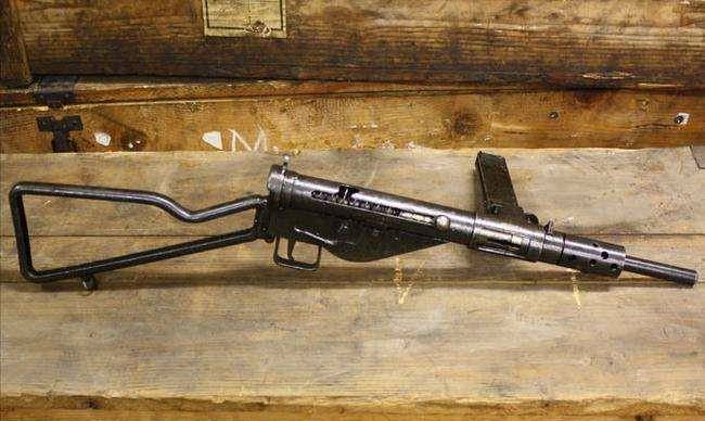 这种枪制造容易,皮实耐用,是二战中制造数量最多的冲锋枪之一.