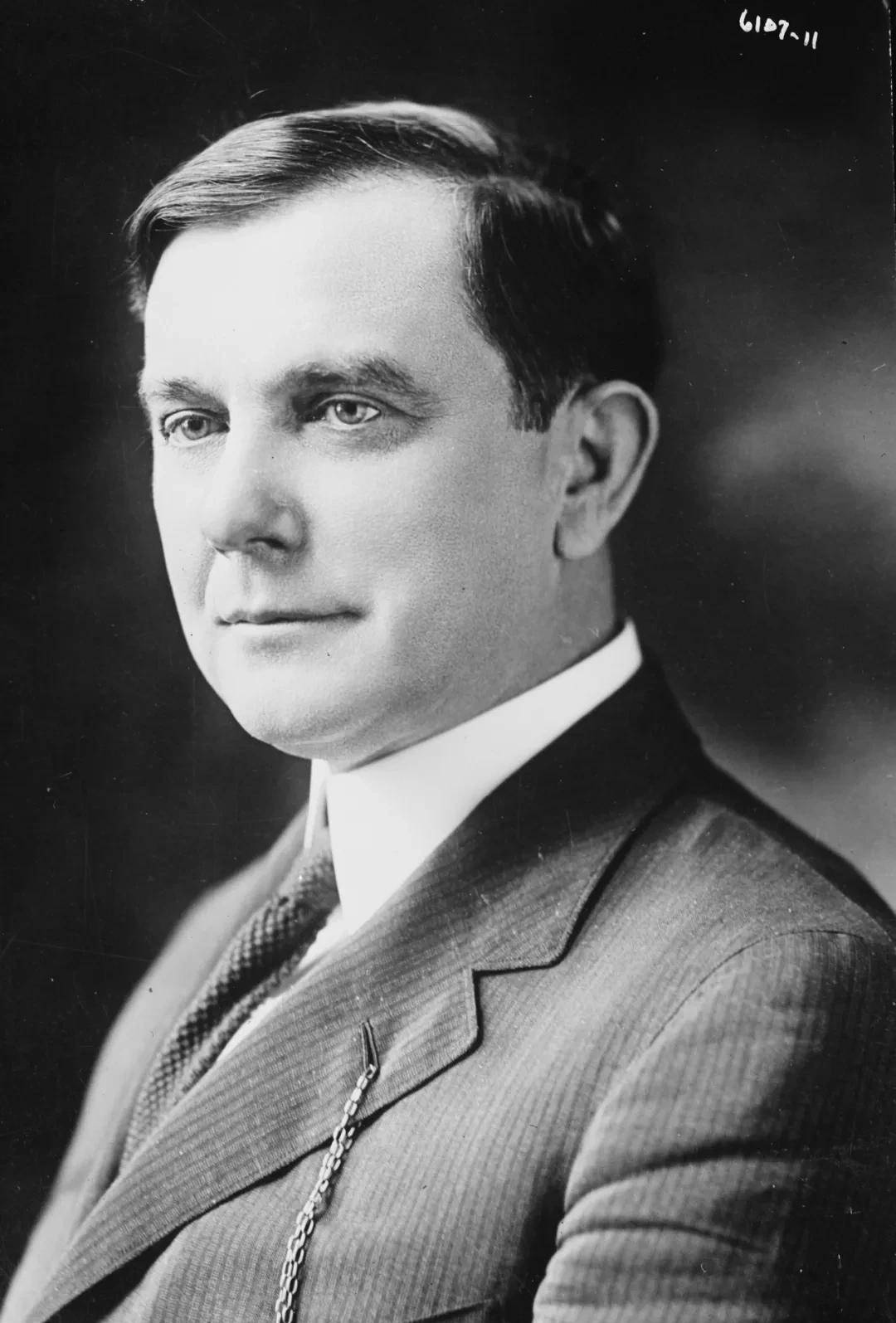 美国传奇黑帮份子背后:逼上梁山,劫富济贫,政治炮灰