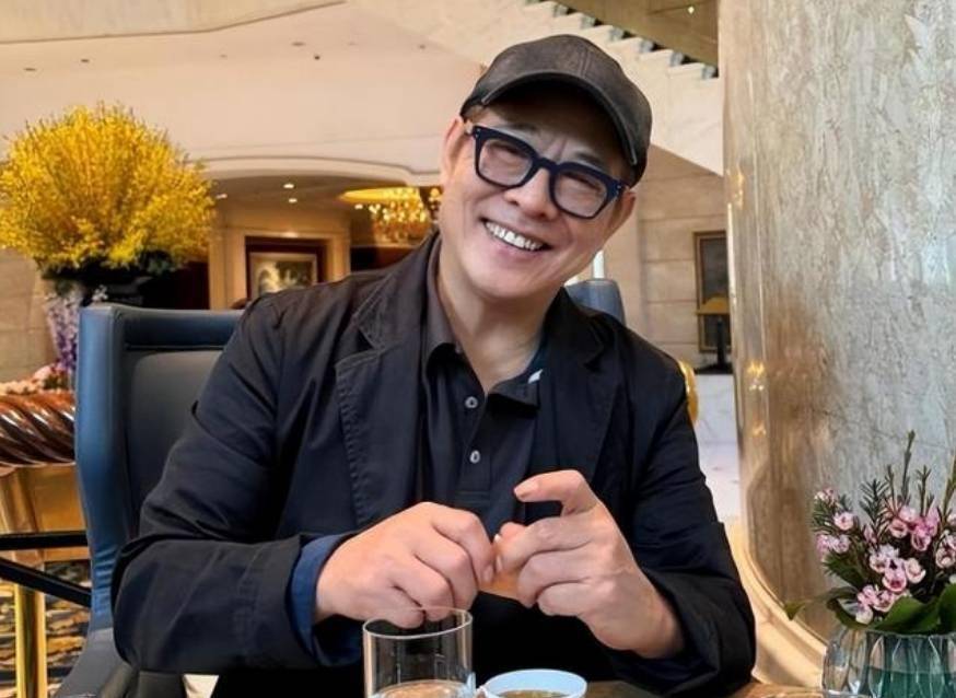 62岁利智颜值重回巅峰!和李连杰一起去礼佛,近照比丈夫还年轻