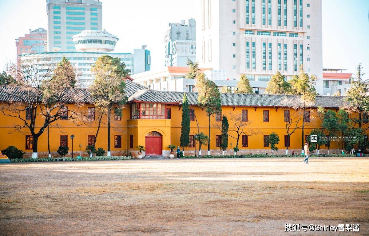 中间天井为学员的内操场(外操场已经被拆除,现在成了省图书馆,科技馆