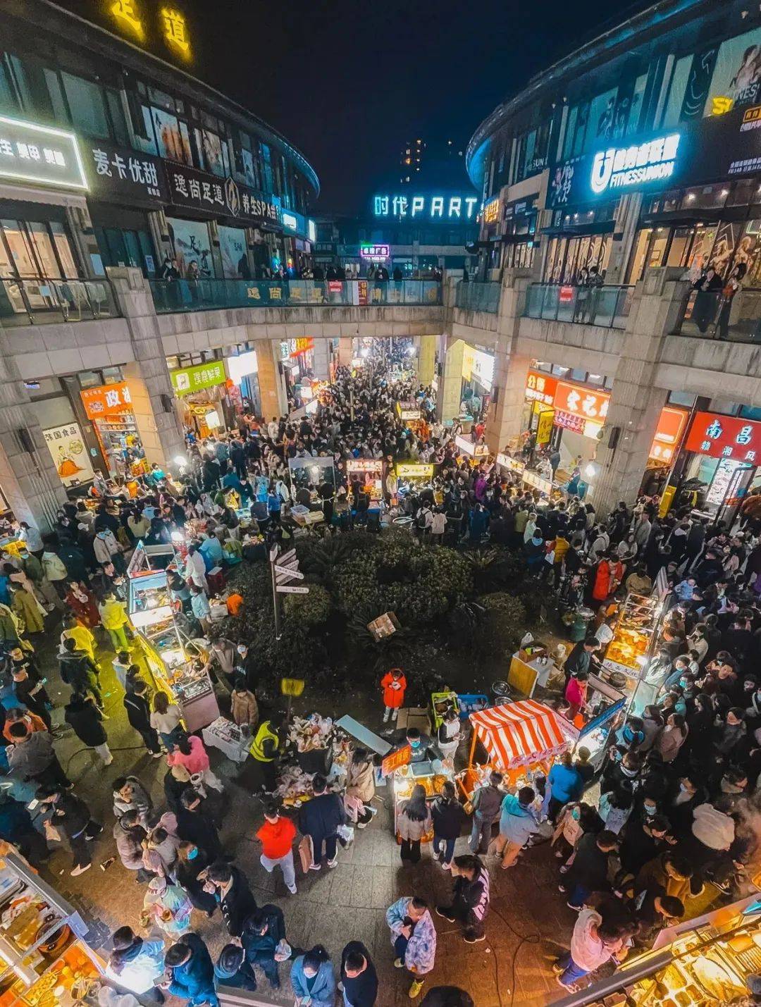 除了招商花园城之外,项目周边还拥有三湘商业广场,保利悦活荟商业广场