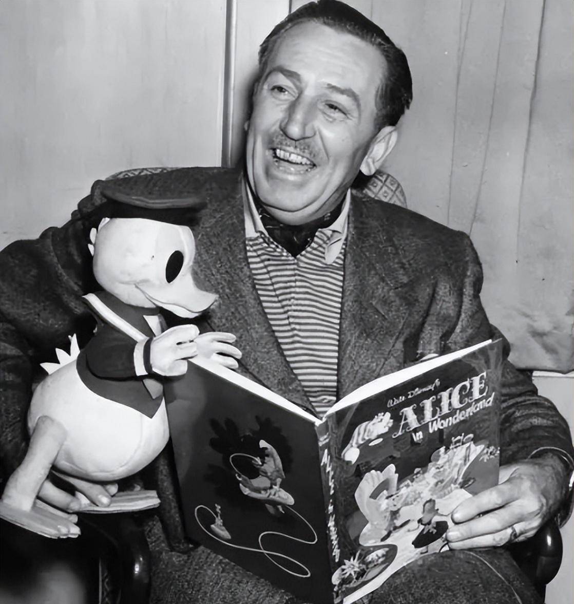 31,拍摄于1951年,华特迪士尼与唐老鸭合影的画面30,这是火烈鸟小时候