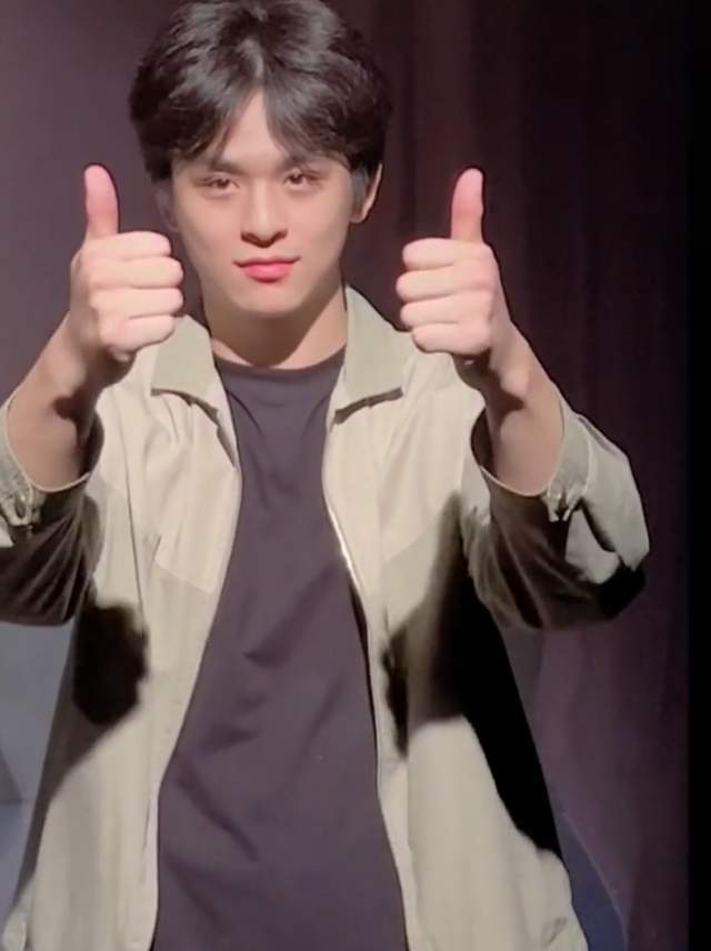 何音黄志忠儿子即将毕业回国!近照帅过爸爸,高大威猛又刚毅