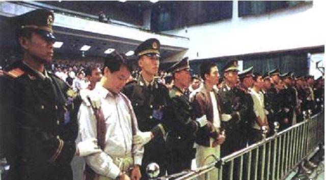 他们曾让香港本地黑帮害怕,80年代却销声匿迹,后来胖揍越南帮