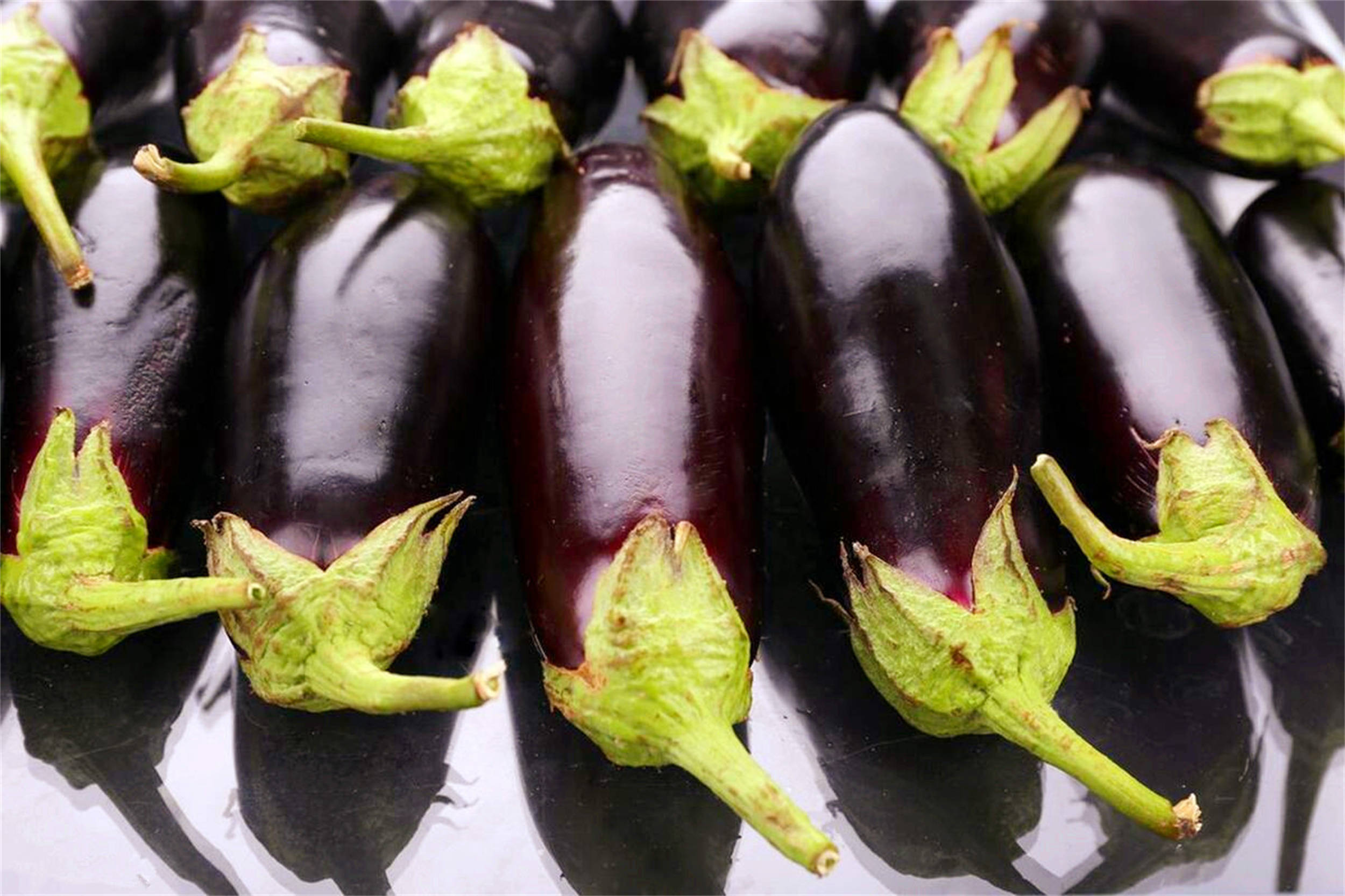 推荐菜品:【茄子烧千张】食材备料:茄子,千张,柿子椒,干辣椒,豆瓣酱