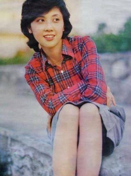 朱琳并不是一个专业的演员出身,朱琳在1970年考入北京通讯兵文工团