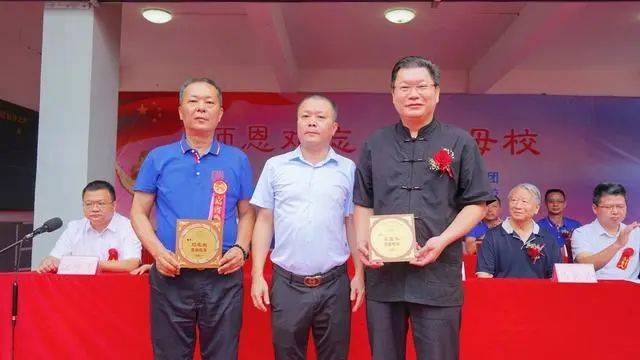 在今年9月10日教师节这个特殊的日子,江富生为他的母校(青溪中学,大埔