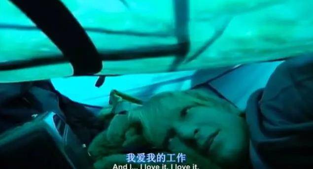 最终葬身熊腹2003年十月份的时候,提摩西·崔德威尔带着他的女朋友