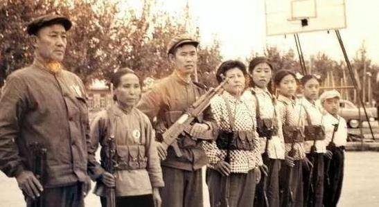 谢萧珍老人,70岁多,跟共和国岁数差不多,是生在红旗下长在春风里的一