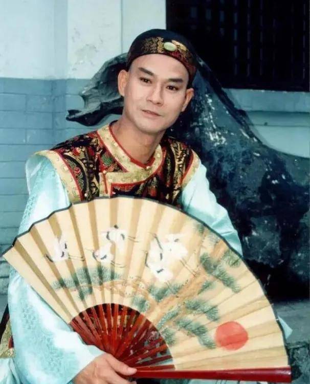 乾隆南巡酒楼吃饭没钱付,与掌柜打斗,少年慷慨解囊拜义父