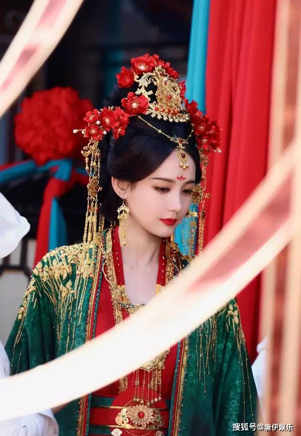 李一桐新剧古装婚服惊艳亮相,华贵造型引热议,明艳动人!