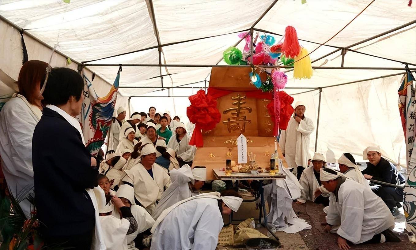 贵州背尸人:以背尸背棺材为生,徒手攀爬悬崖,峭壁上堆满了棺材