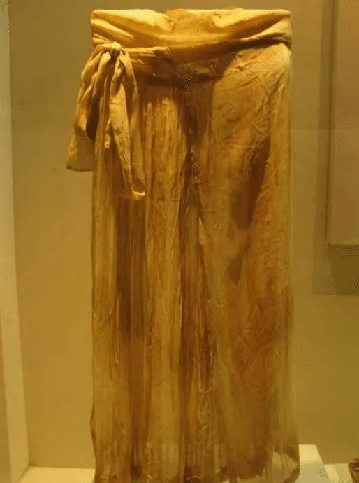 2003年,南京宋墓女子携包袱下葬,出土精美"开裆裤"和"抹胸"