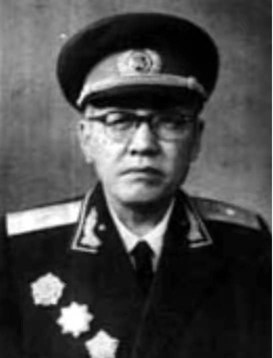 为了参军作战,他五年从不肯脱衣服,病重入院时,才发现是女人