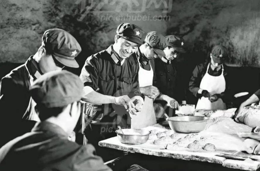 的除夕夜,我在乌龙江畔新兵连昏暗的食堂里吃年夜饭_炊事班_伙食_部队