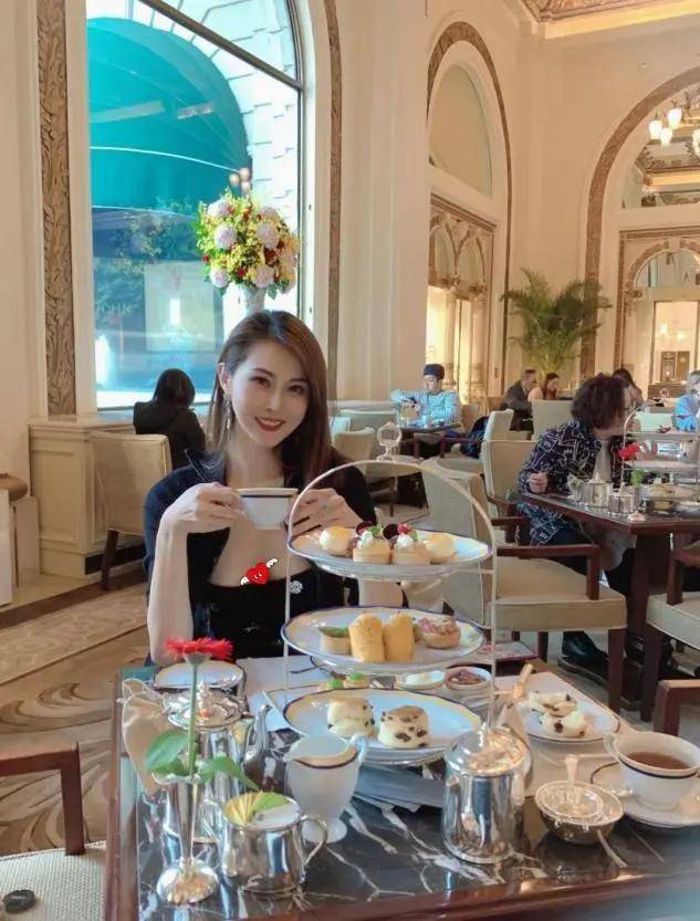 送上海300平的大房子做礼物,为追小嫩模,他