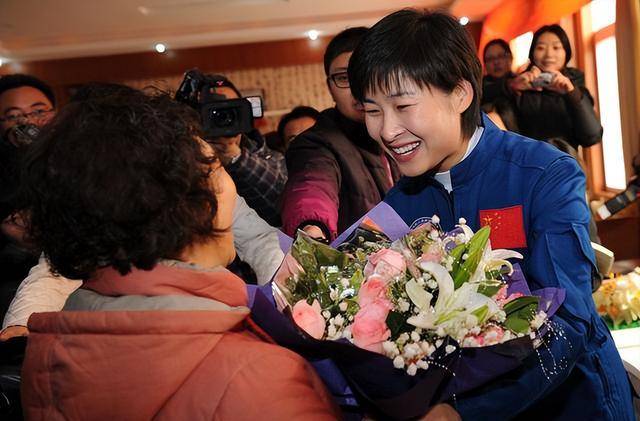 中国首位女航天英雄刘洋,博士学位,儿女双全,家庭事业双丰收