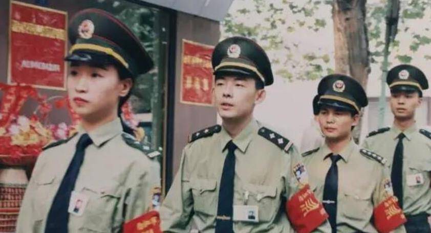 中国北方公安的标配,90年代,穿皮衣夹个包,有哪些原因?