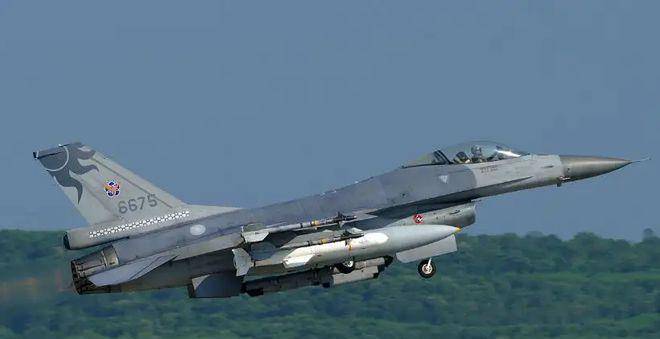 中国曾考察过英国的鹞式垂降战机,法国的幻影2000,以及美国的f14和f16