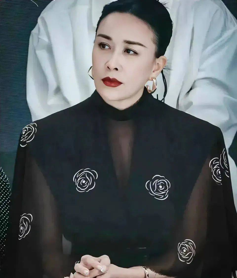 在乘风破浪的姐姐里,那姐穿的鞋子也是prada.