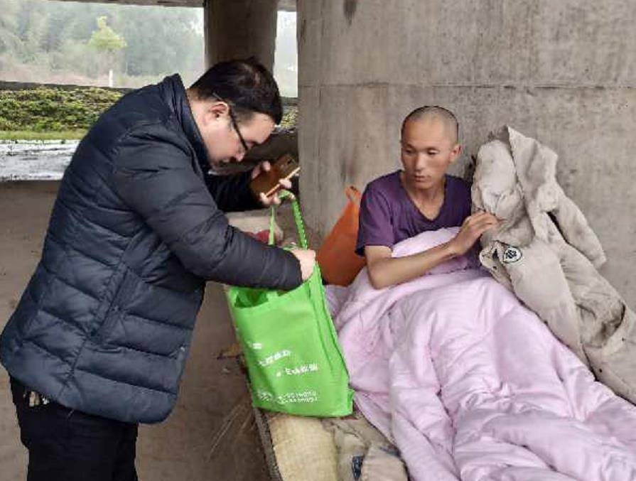 他正躺在一个天桥下睡觉,一个草席,一床被子,一件棉服,就是他四海为家