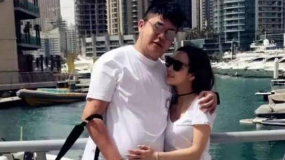 却花费3亿追网红女,破产被抓后惨遭抛弃_张晓恩_杨怡潇_直播